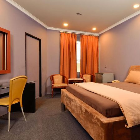 Hotel Peninsula Mangga Besar Dżakarta Zewnętrze zdjęcie