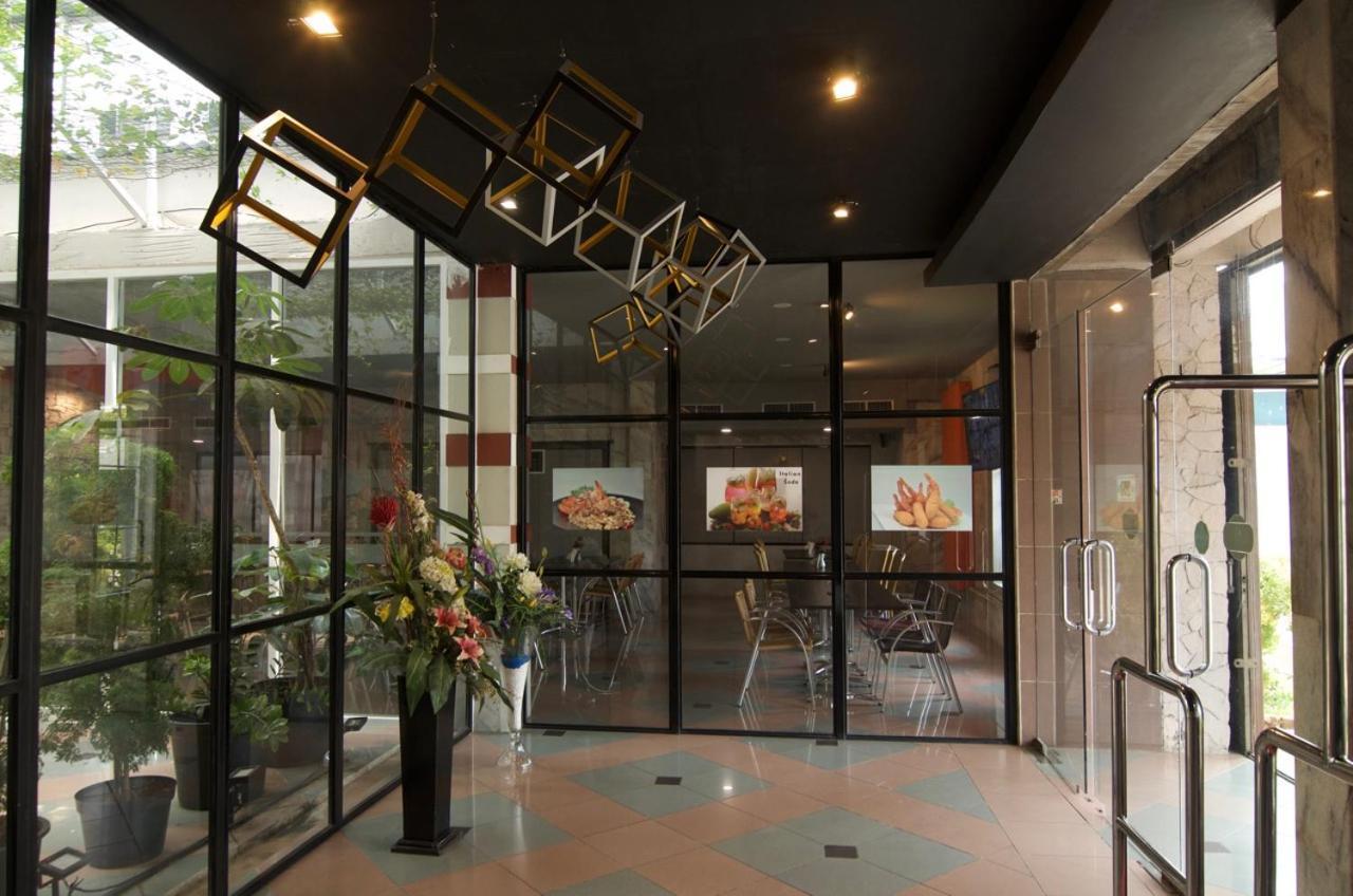 Hotel Peninsula Mangga Besar Dżakarta Zewnętrze zdjęcie